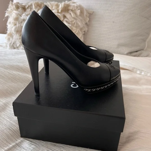Chanel Black Lambskin Pumps size 38.5 - Picture 5 of 7